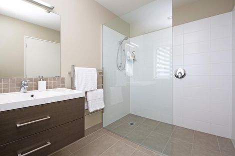 Photo of property in 50 Royalle Mews, Botany Downs, Auckland, 2010