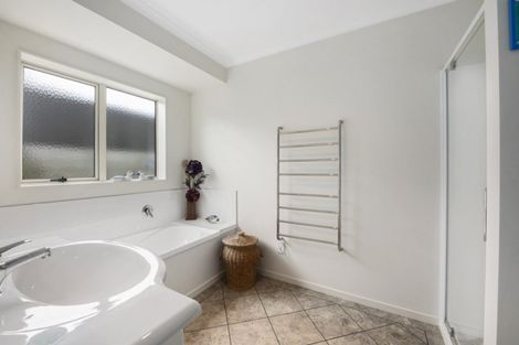 Photo of property in 32 Sunstone Crescent, Brown Owl, Upper Hutt, 5018