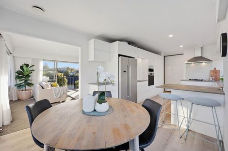 Photo of property in 5 Liston Crescent, Cockle Bay, Auckland, 2014