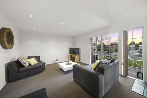 Photo of property in 8 Evanda Crescent, Conifer Grove, Takanini, 2112