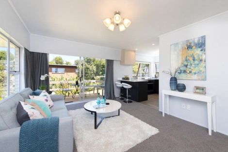 Photo of property in 2/45 Knightsbridge Drive, Forrest Hill, Auckland, 0620