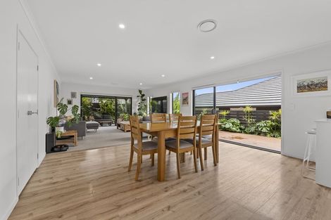 Photo of property in 8 Oakmont Crescent, Waiwhakaiho, New Plymouth, 4312