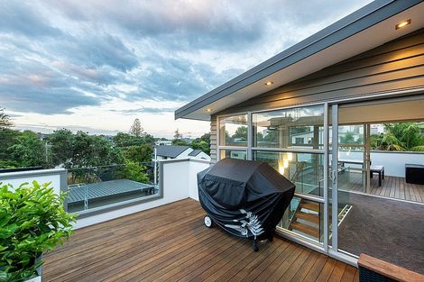 Photo of property in 18 Beulah Avenue, Rothesay Bay, Auckland, 0630