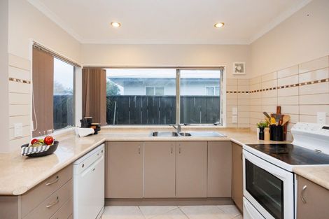 Photo of property in 12 Coromandel Court, Roslyn, Palmerston North, 4414
