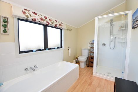 Photo of property in 8 Daffodil Grove, Carterton, 5713