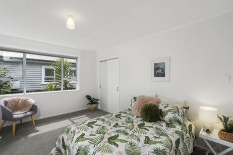 Photo of property in 16 Karaka Street, Merrilands, New Plymouth, 4312