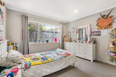 Photo of property in 25 Saltwood Street, Red Beach, 0932