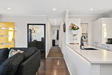 Photo of property in 10 Cobham Crescent, Kelston, Auckland, 0602