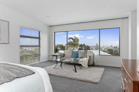 Photo of property in 32a Parr Terrace, Castor Bay, Auckland, 0620