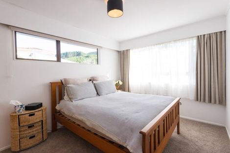 Photo of property in 33 Saint Aidans Way, Tawa, Wellington, 5028