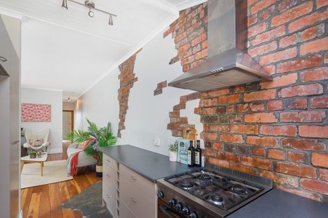 Photo of property in 180 Sutherland Road, Lyall Bay, Wellington, 6022