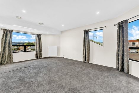 Photo of property in 12 The Topdeck, Whitby, Porirua, 5024