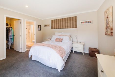 Photo of property in 10 Galea Grove, Kelvin Grove, Palmerston North, 4414