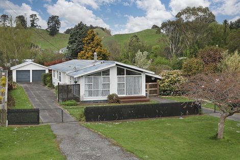 Photo of property in 14 Ongo Road, Hunterville, 4730