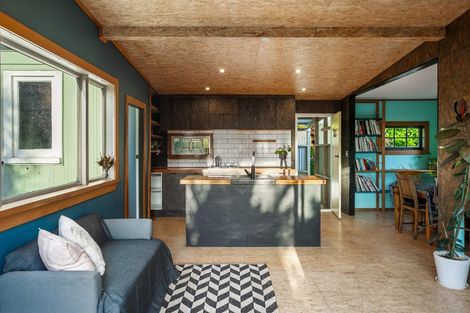 Photo of property in 132 Seaview Road, Piha, New Lynn, 0772