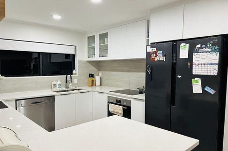 Photo of property in 13 Sunward Rise, Glenfield, Auckland, 0629