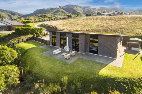 Photo of property in 51 Percy Kinsman Crescent, Riverstone Terraces, Upper Hutt, 5018