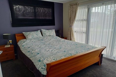 Photo of property in 137 Bradbury Road, Botany Downs, Auckland, 2010