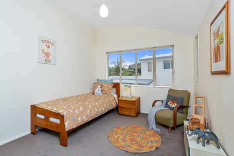 Photo of property in 18 Tyrico Close, Unsworth Heights, Auckland, 0632