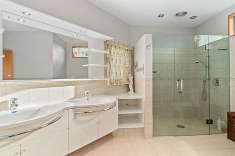 Photo of property in 15 Morrows Mead, Wanaka, 9305