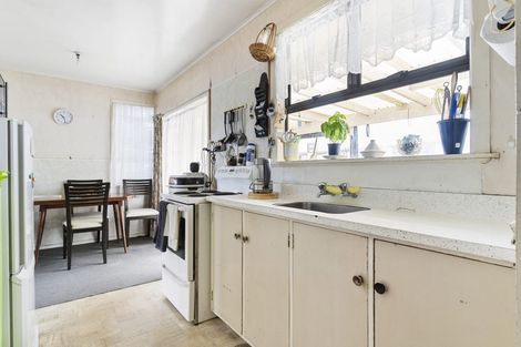 Photo of property in 2 Kirton Crescent, Manurewa, Auckland, 2102