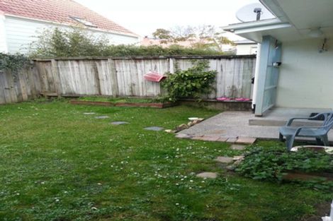 Photo of property in 2/2 Lansdowne Street, Bayswater, Auckland, 0622