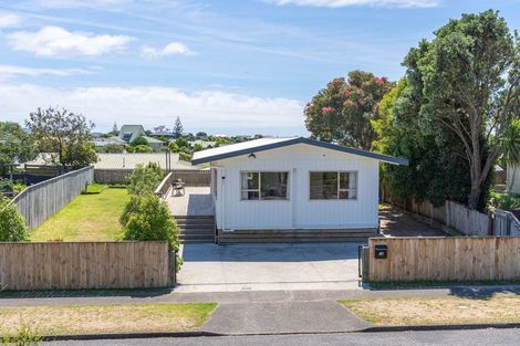 Photo of property in 18 Hicks Crescent, Waikanae Beach, Waikanae, 5036
