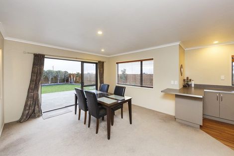 Photo of property in 5 Ron Place, Fitzherbert, Palmerston North, 4410