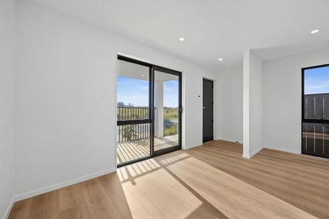 Photo of property in 8 Harikoa Way, Karaka, 2113