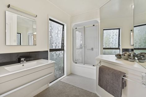 Photo of property in 2 Paulownia Place, Totara Heights, Auckland, 2105