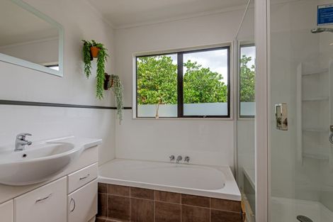 Photo of property in 1 Springdale Grove, Fitzherbert, Palmerston North, 4410