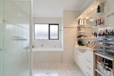 Photo of property in 56 Ribbonwood Crescent, Goodwood Heights, Auckland, 2105