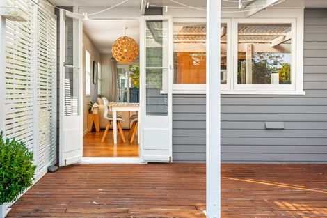 Photo of property in 43 La Rosa Street, Green Bay, Auckland, 0604