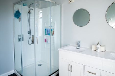 Photo of property in 10 Claverton Grove, Churton Park, Wellington, 6037