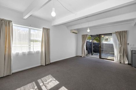 Photo of property in 128 Akaroa Drive, Maupuia, Wellington, 6022