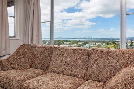 Photo of property in 1 Wakeling Avenue, Te Atatu South, Auckland, 0610