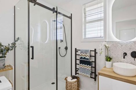 Photo of property in 32 Neil Avenue, Te Atatu Peninsula, Auckland, 0610