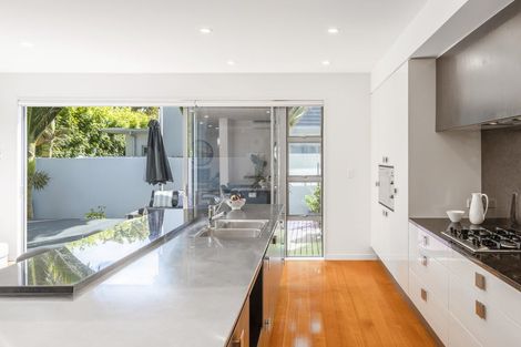 Photo of property in 10a Waterloo Road, Milford, Auckland, 0620