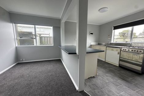Photo of property in 15 Edgecombe Street, Newlands, Wellington, 6037