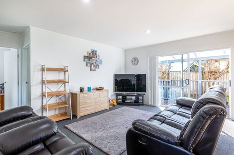 Photo of property in 1/34 Lambrown Drive, Totara Vale, Auckland, 0629