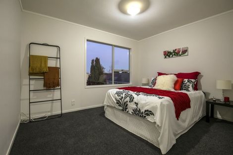 Photo of property in 37 Vina Place, Massey, Auckland, 0614