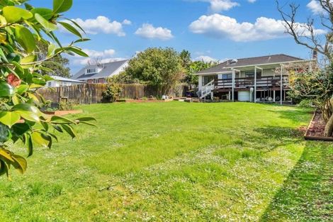 Photo of property in 1 Aorangi Place, Birkenhead, Auckland, 0626