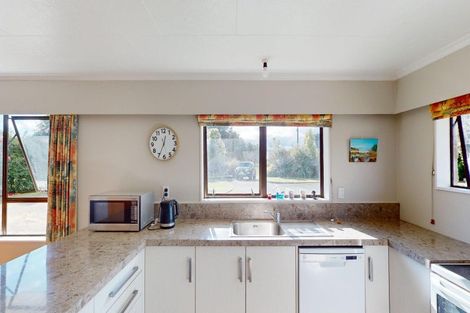 Photo of property in 292 Heatherlea Road East, Levin, 5571