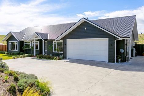Photo of property in 98 Loch Views Road, Acacia Bay, Taupo, 3385