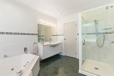 Photo of property in 15 Pickwick Parade, Mellons Bay, Auckland, 2014