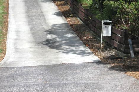 Photo of property in 10 Temuri Place, Glendene, Auckland, 0602