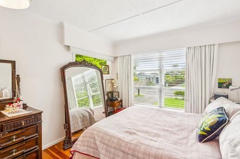 Photo of property in 15 Walton Avenue, Waikanae, 5036