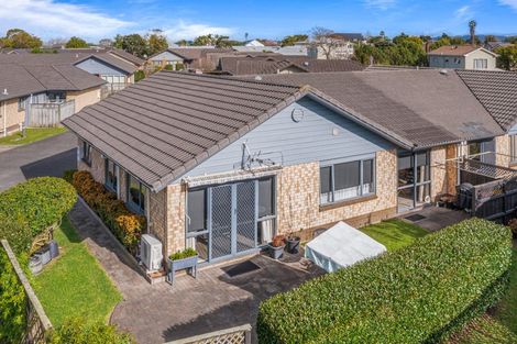 Photo of property in Waimanu Bay Village, 17/1 Piriti Drive, Te Atatu Peninsula, Auckland, 0610