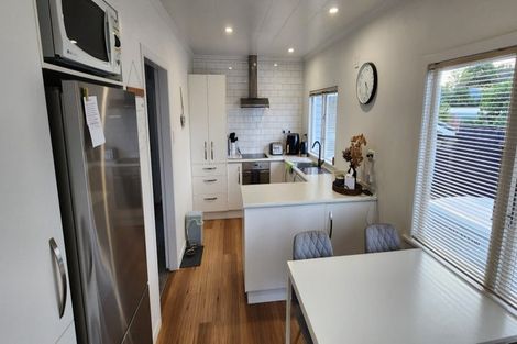 Photo of property in 60 Awanui Street, Merrilands, New Plymouth, 4312