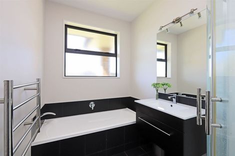 Photo of property in 2 Whittaker Place, Havelock North, 4130